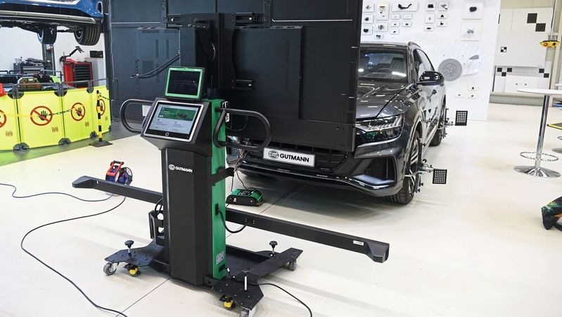 Auch digital, aber jetzt mit großem Bildschirm: Das neue „CSC-Tool Pro“ von Hella Gutmann ersetzt das Modell mit Beamer.(Bild:  Dominsky – VCG)