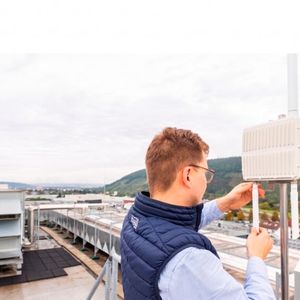 Fast setup: The LoRaWAN gateways for the private wireless network can be installed within a few minutes and cover large parts of the factory premises.(Image: Wika)