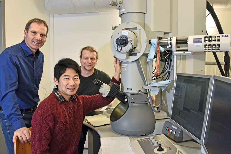 Prof. Dr. Falko Langenhorst, Dr. Toru Matsumoto und Dr. Dennis Harries (v.l.n.r.) haben eine überraschende Entdeckung an Proben des Asteroiden Itokawa gemacht. (Anne Günther/FSU)