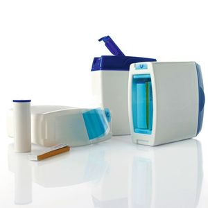 Modernisierte Verpackung mit Zusatznutzen: Das Bodenfach der bei Pöppelmann Famac entwickelten Bullrich-Salz-Verpackung wird z. B. mit einem PH-Teststreifen bestückt