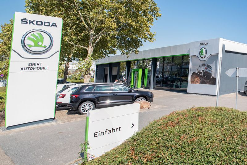 Im Schuhmachergewann 2 im Stadtteil Wieblingen bittet der Händler die Kundschaft herein. (Bild: Autohaus Ebert)