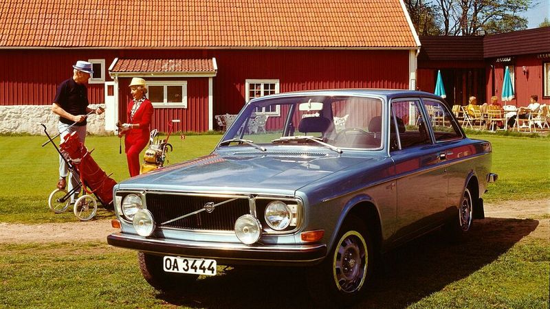 Alternative zu zweitürigen Saab 99, Audi 100 C1 oder Opel Commodore: Der Volvo 142 war vor allem außerhalb Deutschlands populär. Der 142 war der Einfachste 140er, deswegen wurden bei diesem Modell die höheren Ausstattungslinien auch weitaus seltener geordert als bei dem Volumenmodell 144.  (Bild: Volvo)