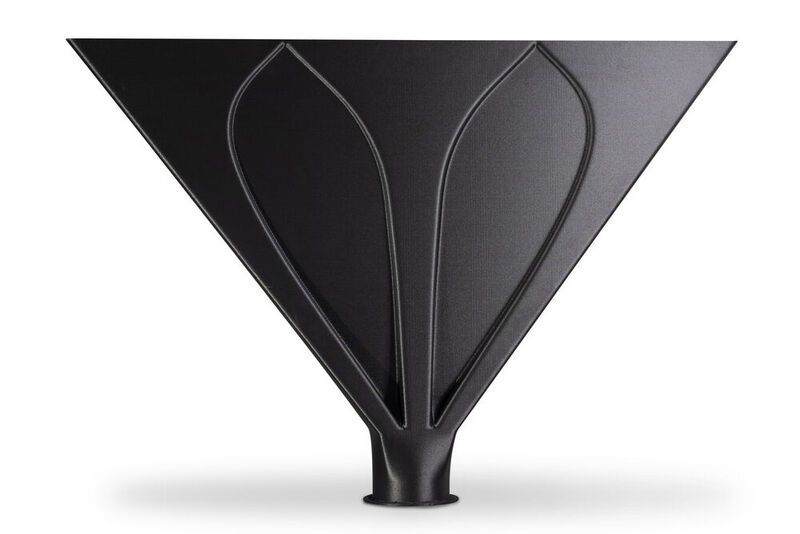 Mit der Hybridx-Pro wurde zum Beispiel diese Absaugdüse hybrid gefertigt. Sie besteht aus PET-G mit 15 Prozent Carbonfaserzusatz. Dieses robuste Bauteil ist etwa für Schleifmaschinen gedacht, um per Absaugsystem Späne und Stäube schon am Ort ihrer Entstehung zu beseitigen. (Bild: Hans Weber Maschinenfabrik)