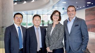 Sie haben den Deal beschlossen: (v. li.) Xiaoshen Wang, Vize-Präsident von Ganfeng Lithium; Liang Bin Li, Geschäftsführer und Gründer von Ganfeng Lithium; Gabriele Muz, Leiterin Rohstoffmanagement bei BMW; Ralf Hattler, Einkauf und Lieferantennetzwerk bei BMW. (BMW)