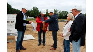 Bei der Grundsteinlegung für ein neues Werk des Mess- und Sensortechnikspezialisten FSG wird eine Zeitkapsel befüllt. (A.Bartholome/Freyler Industriebau)
