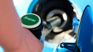 Der Super E10 hat am Samstag um 9.50 Uhr im bundesweiten Durchschnitt 1,960 Euro pro Liter gekostet. (Bild: gemeinfrei)