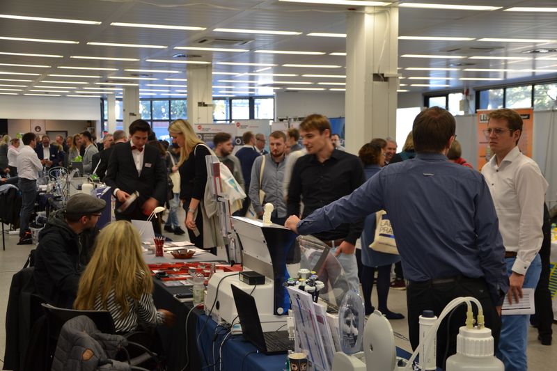 Impressionen der Lab-Supply Hamburg vom 29. Oktober 2019  Die letzte Lab-Supply Messe 2019 fand in der MesseHalle Hamburg-Schnelsen statt. Impressionen vom Messetag sowie einige Besucherstimmen finden Sie in dieser Bildergalerie. Die nächste Lab-Supply ist am 18. März 2020 in Frankfurt am Main. Lese-Empfehlung: Nachbericht zum erfolgreichen Auftakt der Lab-Supply in Wien. (LABORPRAXIS, C. Lüttmann)