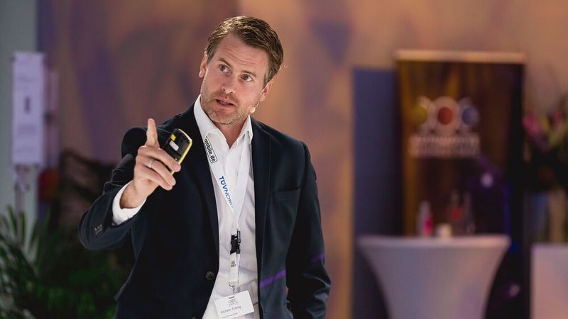 Anschließend verriet Jochen Tüting von Chery Europa, wie der chinesische Hersteller die Fahrzeuge der beiden Marken Omoda und Jaecoo an die Bedürfnisse der europäischen Kunden anpasst. (Bild: Foto: Stefan Bausewein)