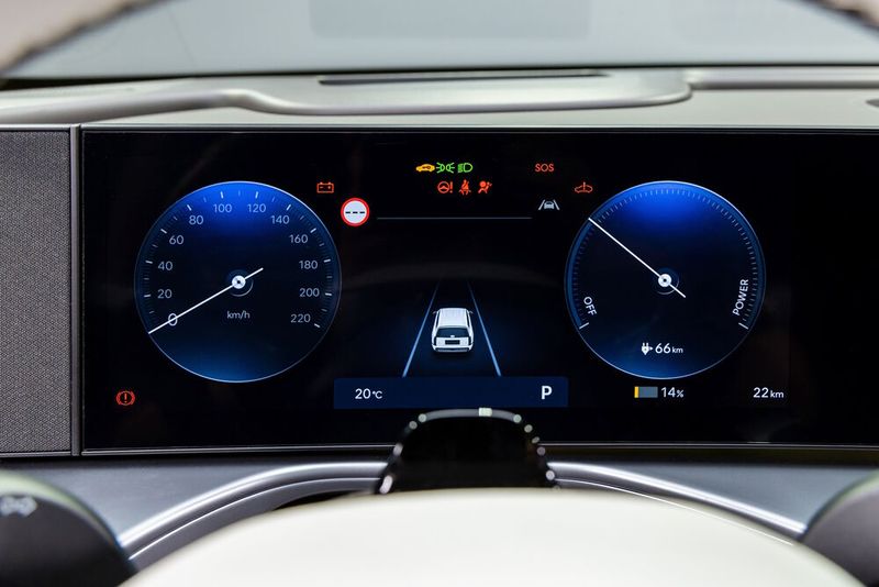 Die linke Hälfte des Doppeldisplays dient vor allem zur Anzeige fahrrelevanter Informationen. (Bild: Hyundai)