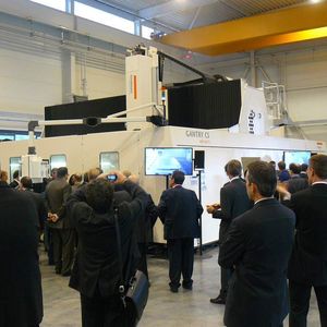 Bild 2: Weltrekordhalter in Sachen Zerspanleistung ist das fünfachsige CNC-Hochportal-Bearbeitungszentrum Gantry CS von Handtmann; die Besucher der Aerospace Days konnten den Weltrekord hautnah verfolgen.