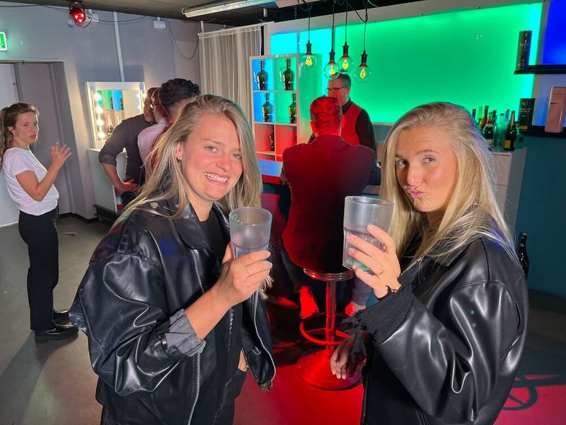 Der Social Media Kanal muss warten, denn (l.) Silke Schreier und Julia Manglkammer, MR Datentechnik, werden für die Disco-Szene gebraucht. (Bild:Vogel IT-Medien GmbH)