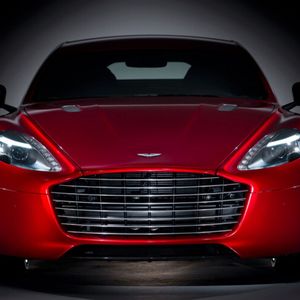 Das neue Gesicht des Rapid S fällt vor allem durch seinen auffälligen Grill auf. Und zukünftigen Kunden und Fahrern von Konkurrenzmodellen wird schon beim Anblick der Front klar: Hier kommt ein Aston Martin der noch mehr Kraft in sich trägt als der Vorgänger Rapid.