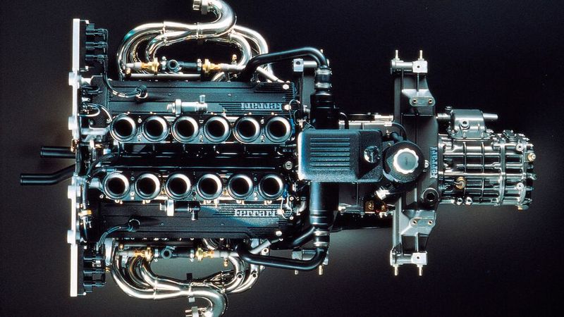 Der Motor des F50 ist ein 4,7 Liter großer, nicht aufgeladener Zwölfzylinder mit Graugussblock, 65 Grad Zylinderbankwinkel und fünf Ventilen pro Zylinder. Nenndaten: 471 Newtonmeter bei 6.500/min und 382 kW bei 8.500/min. (Bild: Ferrari)
