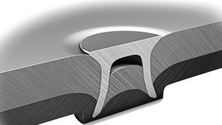 Schliffbild einer Halbhohlstanzniet-Verbindung – solche klassischen Fügetechniken haben noch eine große Bedeutung.  (Tox Pressetechnik)