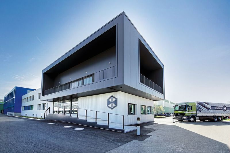 Mit der energetischen Gebäudesanierung ist ein moderner Eingangsbereich entstanden, im Vordergrund der architektonisch markante Kopfbau. (Bild: Thomas Entzeroth)