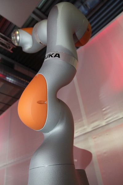 Vom eisernen Gesellen zum intelligenten Helfer – so kann man die Entwicklung der Robotertechnik der vergangenen Jahrzehnte beschreiben. Mit seinen Entwicklungen immer vorne dabei war Kuka, Meileinstein-Unternehmen der Robotik. Der Leichtbauroboter LBR iiwa in der Ausstellung ist ein intelligenter Helfer, der vielleicht bei der nächsten Gala zu 200 Jahren MM Maschinenmarkt dem Catering-Service zur Hand gehen wird. (Bild: Finus)