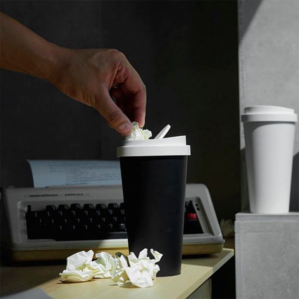 Damit der Schreibtisch sauber bleibt, bietet Radbag einen Minimüllkübel im Kaffeebecherdesign für 9,95 Euro an. (Bild: Radbag)