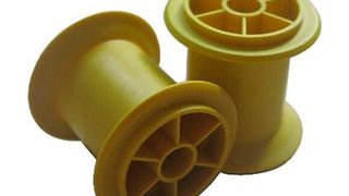 Die Spezialisten am Kunststoff-Zentrum Leipzig (KUZ) haben bewiesen, dass man durch die Zugabe von Gluten die Zähigkeit des Biokunststoffs Polylactid (PLA) erhöhen kann. Hier spritzgegossene Garnspulen daraus. Damit ist das Projekt Gluplast erfolgreich abgeschlossen. (KUZ)