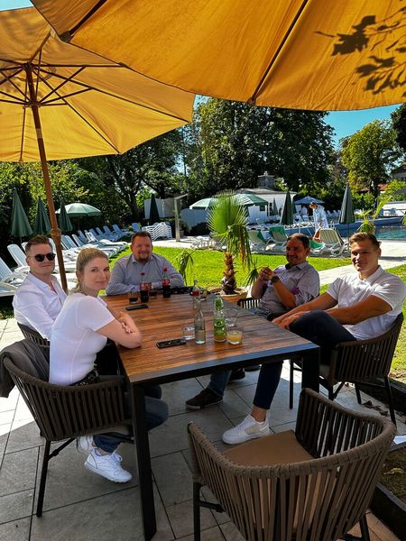 Das S&K Team erholt sich von den lauten und stickigen Messehallen. (Bild: Vogel IT-Medien)