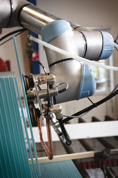 Roboterarm im Einsatz bei Gern Glas. (Bild: Universal Robots)