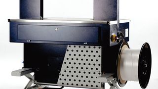 Weist zahlreiche innovative Details auf: die neue Schmalband-Umreifungsmaschine Ampag CS von Cyklop. Bild: Cyklop (Archiv: Vogel Business Media)