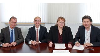 Dr. Joachim Schulz, Dr. Jens von Lackum, beide Aesculap AG, die Notarin Astrid Harant-Strecker und Johannes Jung (von links), Medicut, beurkunden den Kaufvertrag. (Bild: Aesculap)