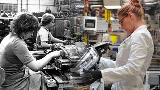Früher und heute: ein Blick ins Werk. (Bild: Valeo)