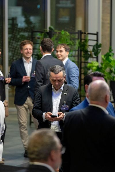 Zur Begrüßung ein Gläschen im Stehen... (Bild: Vogel Communications Group / Human)