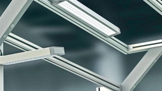 Das item Baukastensystem ermöglicht die schattenfreie Beleuchtung eines Arbeitsbereiches von drei Seiten. (Item)