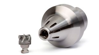 Die Halter der neuen Mapal-Trennstelle verfügen über einen Kranz von Kühlkanalbohrungen, der das Kühlschmiermittel direkt in den Bereich der Schneidkanten leitet. So erhöhen sich die Bearbeitungsqualität und die Lebensdauer der Werkzeuge, sagt der AMB-Aussteller. (Bild: Mapal)