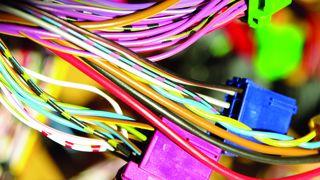 Kabelbäume werden zum Teil manuell gefertigt. Das erschwert die Rückverfolgbarkeit der Daten zu den einzelnen Prozessen und Chargen. (DIIT)