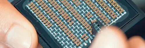 Trumpf engagiert sich weiter in Sachen Quantentechnik. Zum einen investiert Trumpf Venture in Qutac, einem Experten für Zufallszahlengeneratoren Quside – hier einer der photonischen Chips. Und auch beim Quantencomputing-Konsortium Qutac ist Trumpf jetzt mit dabei.(Bild:  Quside)