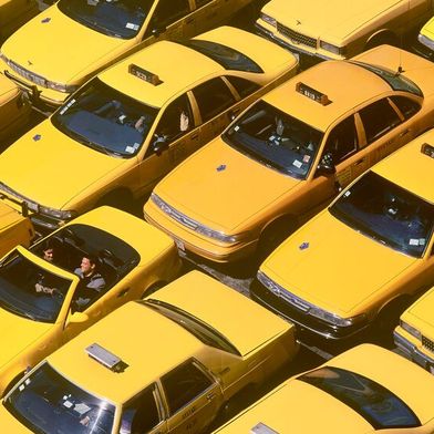 Knallgelber Knüller: Der Mercedes SLK revolutionierte 1996 den Roadstermarkt durch ein versenkbares Metallklappdach. (Bild: Mercedes-Benz Classic Archive)