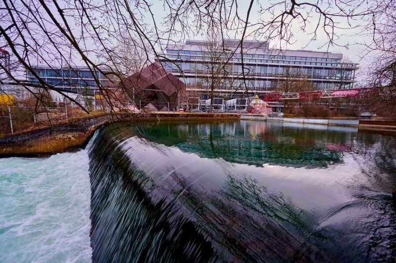 Ein modernes Kühlkonzept setzt auf Kühlung des Rechenzentrums durch Wasser des nahegelegenen Eisbaches.  (Bild: Deutsche Telekom AG / Cindy Albrecht / Robert Dieth)