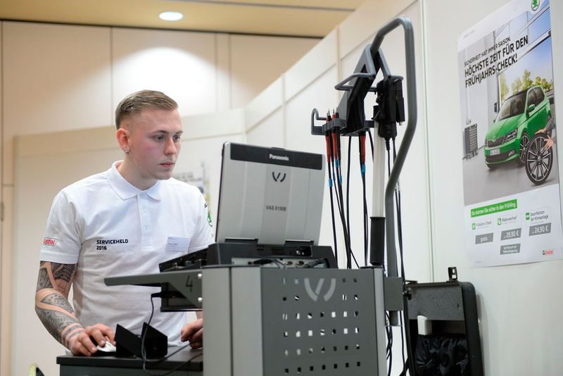 Service an modernen Fahrzeugen bedeutet inzwischen viel Computerarbeit. (Foto: Skoda)