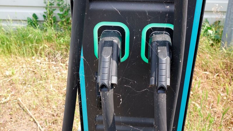 Spinnweben am Stecker? Manche Ladesäulen werden wirklich nur sehr selten genutzt.(Bild:  Rosenow – VCG)