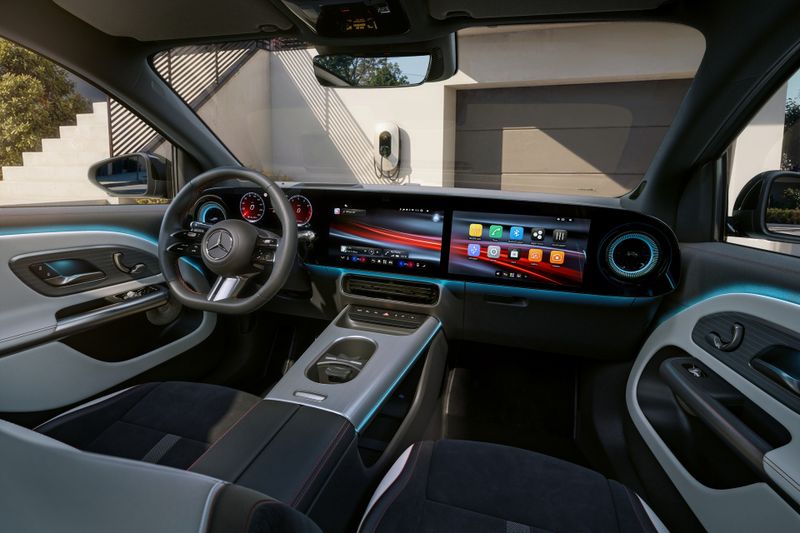 Das Cockpit wirkt im Vergleich mit dem GLC und der C-Klasse aufgeräumter. Der Beifahrerbildschirm ist optional. (Bild: Mercedes-Benz)