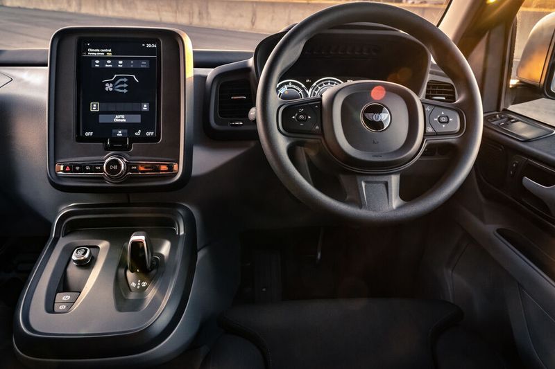 Seine Einstellungen steuert der Waren-Ausfahrer im VN 5 über einen großen, zentral positionierten Touchscreen-Bildschirm mit intuitiv zu bedienender Schnittstelle.  (Auto-Medienportal.Net/LEVC)