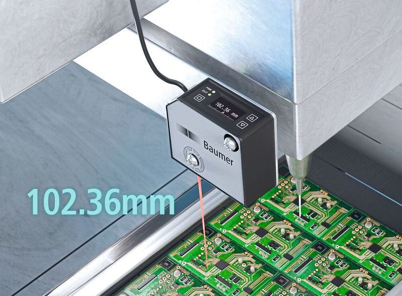 Laser-Distanzsensoren ermöglichen die wiederholgenaue und präzise Positionierung von Werkzeugen auf einer Vielzahl von Oberflächen, wie z.B. glänzenden PCB-Substraten oder metallischen Oberflächen.  (Bild: Baumer)