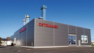 Nach zweijähriger Bauphase eröffnete am 4. Oktober das neue Karosserie- und Lackzentrum der Autohausgruppe Ostermaier in Vilsbiburg. Das Bild zeigt den Blick von der Grundstückseinfahrt. (Bild: Diehl – VCG)