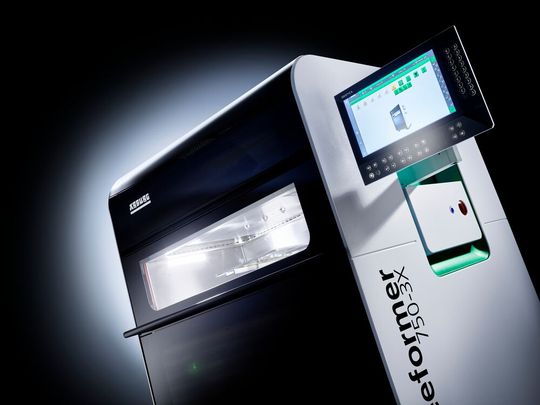 Der neue Freeformer von Arburg heißt 750-3X. Eine verbesserte Kühlung, der schnellere Aufbau von Stützstrukturen und der im Vergleich zu anderen Freeformern vergrößerte Bauraum sollen bei der additiven Fertigung von Kunststoffteilen punkten.(Bild:  Arburg)