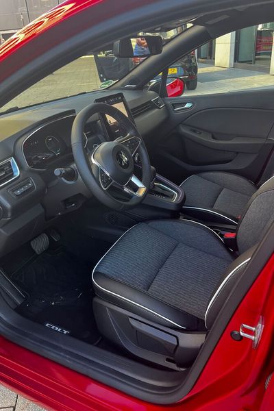 Die Insassen sitzen in der Top- und Intro-Ausstattung auf Stoff-Kunstledersitzen. (Bild: Simon – VCG)