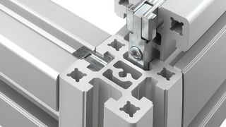 Rose+Krieger hat diese Art Druckverbinder für Schwerlastprofile aus Aluminium entwickelt. Mit ihnen lassen sich die im Vergleich zu Stahl viel leichteren Profile hochbelastbar, aber wieder lösbar, miteinander kombinieren. (RK Rose+Krieger)