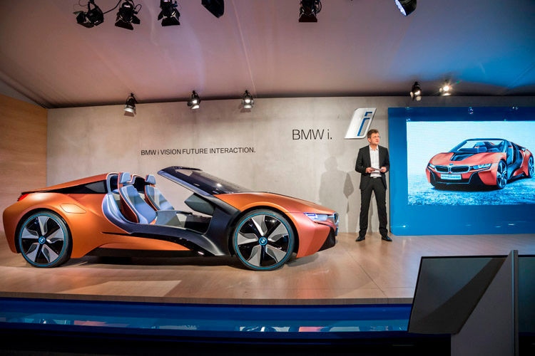 BMW zeigt eine offene Version des Hybridsportwagens i8 mit einem neuen Cockpit-Konzept, das in der Bedienung auf Gestensteuerung setzt. (Foto: BMW)