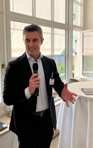 Den Themenblock „Managing the business change“ eröffnete Michael Guschlbauer, Vorstand der Bechtle, mit seiner Einschätzung, dass Kundennähe künftig neu definiert werden muss. (Bild: Vogel IT-Akademie)