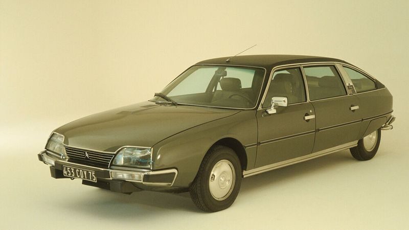 Die von Anfang 1976 bis Ende 1988 angebotene Luxusversion CX Prestige ist äußerlich häufig am Vinyldach zu erkennen. Am auffälligsten sind jedoch die um 170 Millimeter verlängerten Fondtüren. Diese Ausführung wurde von einigen Staatsoberhäuptern als Dienstwagen genutzt. (Bild:  Citroën/Stellantis )