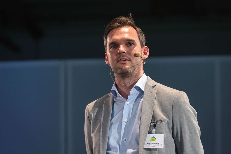Kai Siebeneck, Leiter Onlinevertrieb der Autozentrum-Ebber-Gruppe, referierte, wie man sich für den Onlinehandel richtig aufstellt.  (Stefan Bausewein)