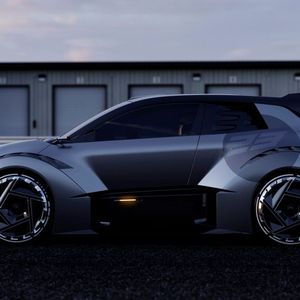 Am Konzeptfahrzeug dominieren Kanten, Luftschlitze und weit ausgestellte Radkästen die Optik.(Bild:  Nissan)