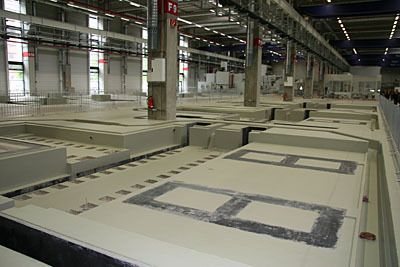 Damit die Werkzeugmaschinen besonders genau arbeiten können benötigt man besondere Fundament. 20 solcher Fundamente wurden in Nürnberg gegossen. Damit hätte man auch 800 Einfamilienhäuser bauen können. (Archiv: Vogel Business Media)