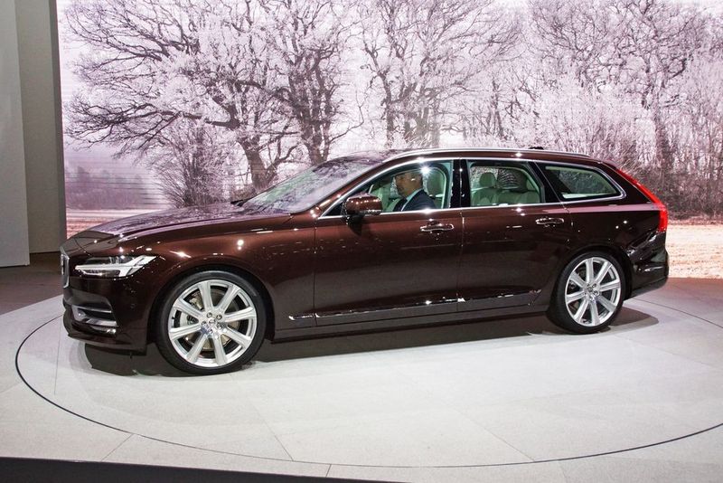 Volvo hat den komplett erneuerten großen Kombi V90 vorgestellt, mit neuem schwedischen Design weniger kastig als zuvor. (Foto: SP-X/Matthias Knödler)